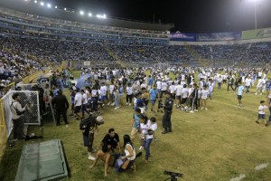 El Salvador concluyó torneo clausura de fútbol por estampida mortal