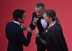 Tom Hanks perdió los papeles y explotó en la alfombra roja de Cannes ¿Qué pasó?
