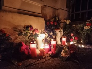 Fanáticos colocaron flores y velas frente a la casa de Tina Turner en Suiza (Fotos)