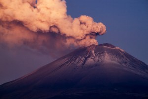 “A ver cómo reacciona”: Nerviosismo ante posible explosión violenta del volcán Popocatépetl en México (Imágenes)