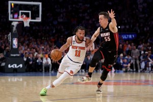 Knicks se mantienen con vida ante el Heat gracias a un estelar Jalen Brunson