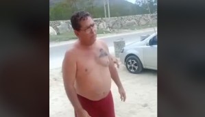 Fue a la playa con sus amigos y le tatuaron la cara de Chávez en el pecho, no te vas a creer su reacción (VIDEO)