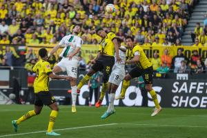 Dortmund mantiene el pulso con el Bayern tras golear al Monchengladbach