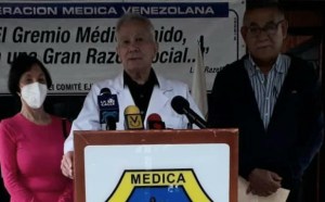 Médicos pensionados piden al régimen de Maduro que les paguen el bono de guerra