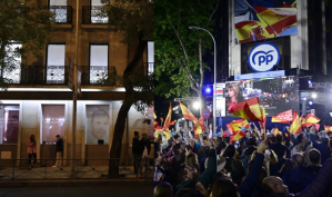 En FOTOS: La fiesta electoral del PP, en contraste con la fantasmal sede del Psoe