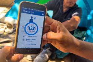 Aplicación para pedir asilo en EEUU, un “bingo” para migrantes en la frontera (Fotos)