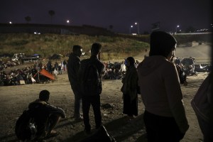 EEUU detiene a cientos de migrantes en El Paso de Texas antes del fin de la deportación