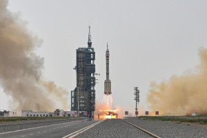Misión china con primer astronauta civil llega a estación espacial Tiangong