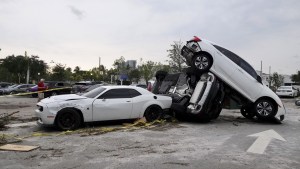 VIDEO: El momento en que un carro es levantado en el aire por un fuerte tornado en Florida
