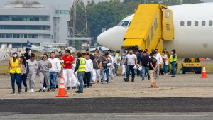 EEUU envió a Guatemala tres aviones con más de 350 deportados horas antes del fin del Título 42