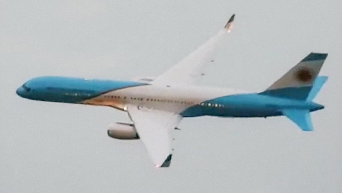 El nuevo avión presidencial de Argentina realiza una arriesgada maniobra a pocos metros de tierra (VIDEO)