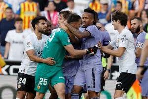 Valencia consiguió triunfo clave ante el Real Madrid en un duelo de alta tensión