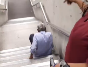 EN VIDEO: abuelo “se arrastró” hasta el andén del Metro de Caracas ante la falta de escaleras mecánicas