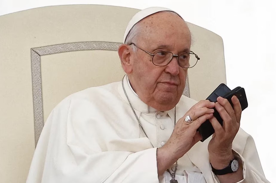 El papa Francisco atendió una misteriosa llamada por celular en plena audiencia semanal