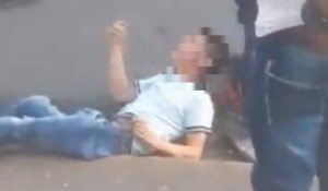 Fuertes imágenes: chofer y colector dieron brutal golpiza a joven en Maturín por no tener pasaje completo