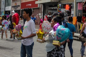 Los comerciantes caraqueños se reinventan con las “ofertas” en este Día de Las Madres (FOTOS)