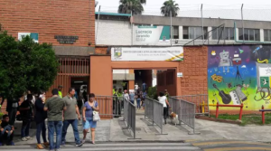 Estudiantes agredieron a un profesor acusado de abusar sexualmente de sus compañeras en Colombia (VIDEO)