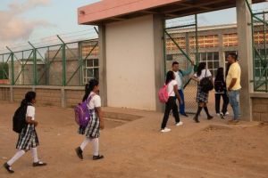 Los niños venezolanos que cruzan diariamente la peligrosa frontera con Colombia para ir a la escuela