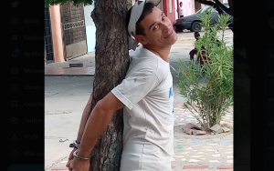 Atraparon a alias “Yoni El Tuerto” y lo esposaron a un árbol en Cumaná, pero él posó para la FOTO