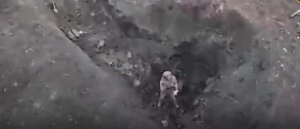 VIDEO: Soldado ruso se rindió ante un dron ucraniano mientras sus “compañeros” le disparan