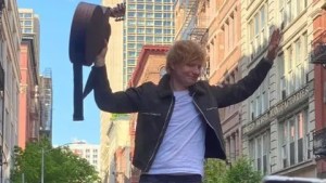 VIDEO: Ed Sheeran ofreció un concierto en plena calle de Nueva York… montado en un carro