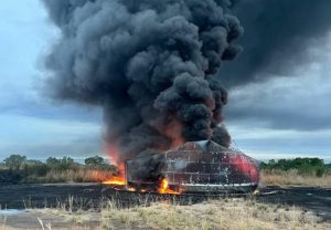 Se registró incendio en tanque de almacenamiento de crudo en Zulia: Habría sido impactado por un rayo (Video)