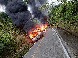 Terror en Colombia: ELN habría obligado a descender a pasajeros para quemar dos autobuses intermunicipales (Imágenes)