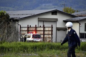 Drama en Japón: Mató a una abuela a puñaladas y tiroteó a dos policías en Japón… resulta que es hijo de un funcionario
