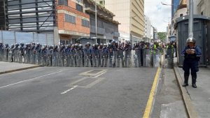 La FOTO: piquete de la PNB a la espera de los jubilados que protestan contra el “exterminio” de Maduro este #29May