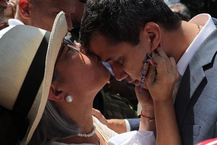 “Ustedes representan lo mejor de nuestro país”: El emotivo mensaje de Guaidó a las madres venezolanas en su día