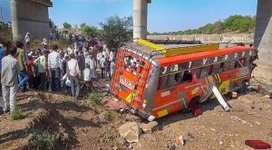 Más de 20 muertos tras caer un autobús desde un puente en India