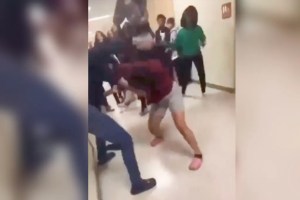VIDEO aterrador: Subdirectora es golpeada frenéticamente por estudiantes de secundaria en Houston