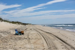 Tragedia en playa de Carolina del Norte: Cavó un agujero en la arena y terminó sepultada