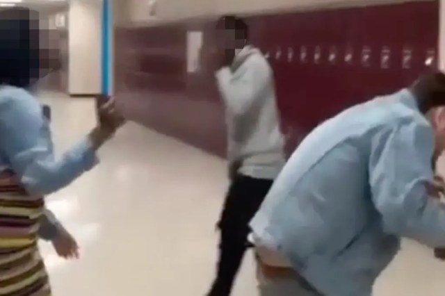 VIDEO: Estudiante rocía con gas pimienta a maestro tras entregarle su  celular en secundaria de Tennessee - LaPatilla.com