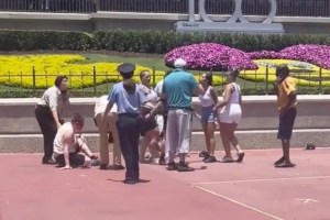 VIDEO: La feroz batalla a golpes que se desató entre dos familias en Disney World