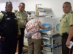 Efectivos de PoliMaracaibo ayudaron a una joven que dio a luz en plena calle