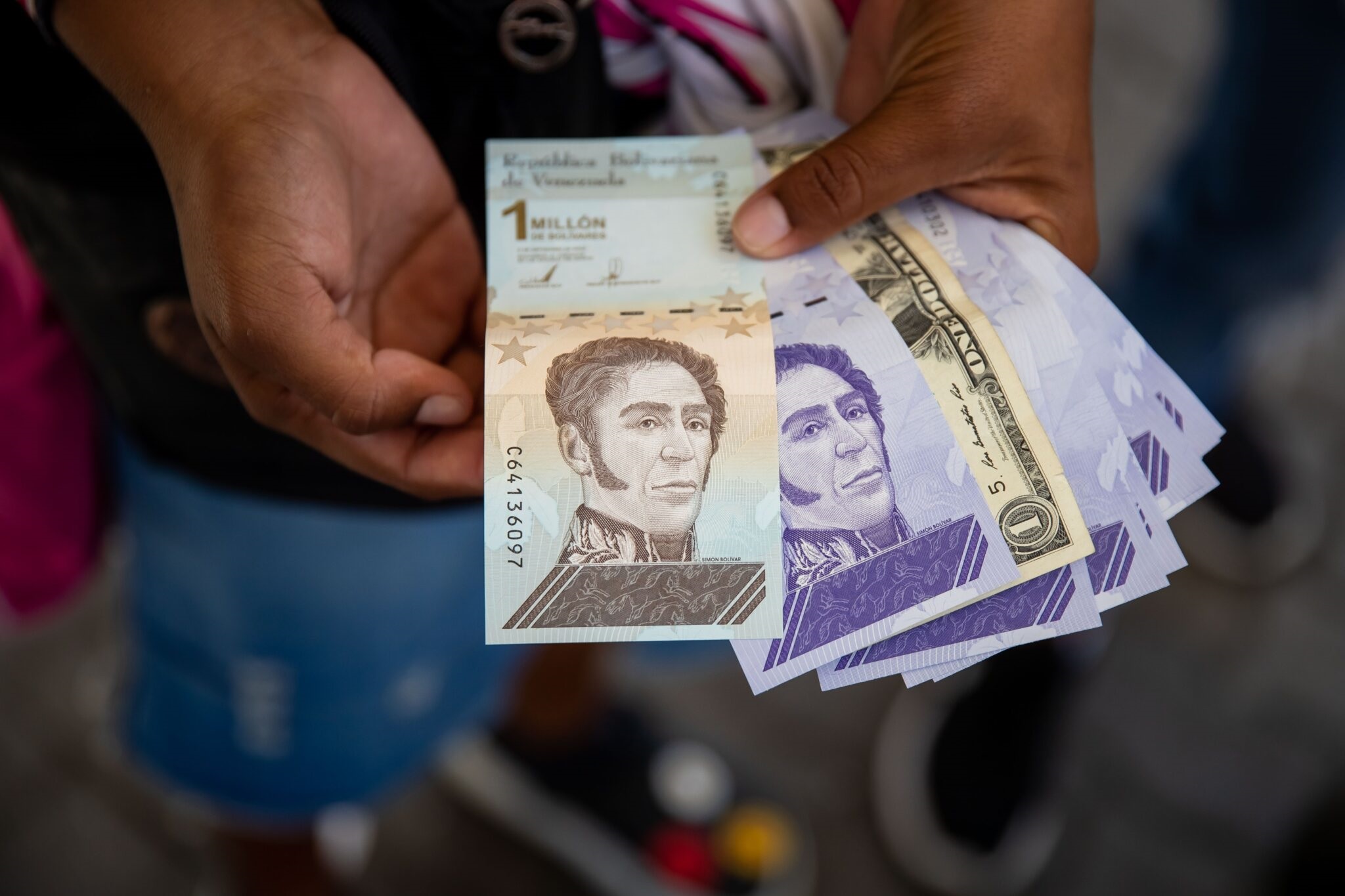Cae la dolarización en Venezuela: ¿por qué el uso de bolívares vuelve a tomar fuerza?