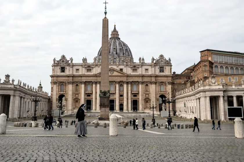 Un vehículo irrumpió a toda velocidad en el Vaticano: hay un detenido
