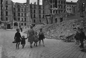 El calvario de las mujeres tras la caída de Berlín: violaciones masivas del Ejército Rojo y ola de suicidios
