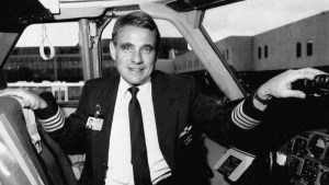 Tim Lancaster, el piloto que fue succionado fuera del avión tras la caída de su ventana y sobrevivió por insólita razón