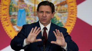 DeSantis firma ley en Florida contra inmigración irregular: De qué se trata