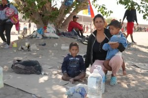 “Si no podemos entrar, no sé a dónde iremos”: Venezolanos enfrentan confusión y miedo en la frontera de EEUU