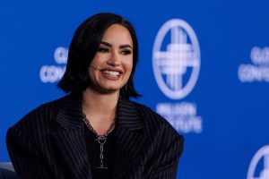 Demi Lovato confesó que tiene discapacidad visual y auditiva tras su última sobredosis