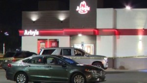 Terrible hallazgo en Luisiana: Hallan muerta a mujer dentro de un refrigerador en restaurante de comida rápida