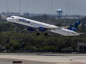 Alerta en aeropuerto de Miami: Paquete sospechoso obligó a desembarcar un avión con 140 pasajeros