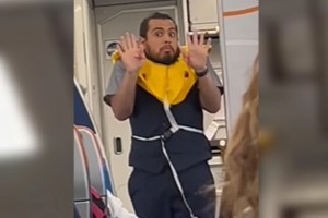 Auxiliar de vuelo estadounidense se volvió VIRAL por su histriónica demostración de seguridad a bordo (VIDEO)