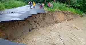 Destrozada quedó la Troncal 5 en el sector La Yuca de Barinas por crecida del río durante la lluvia (FOTOS)