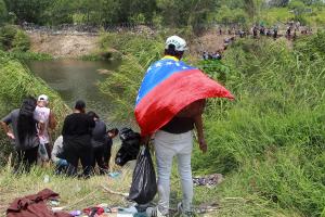 En la agonía del Título 42, los migrantes siguen lanzándose al río Bravo (FOTOS)