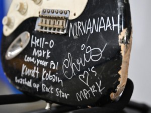 Subastan por más de medio millón de dólares una guitarra rota, destrozada por Kurt Cobain