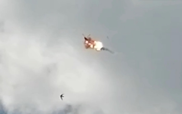 El día negro de Putin: Aviones rusos caen en su territorio bajo fuego ucraniano (VIDEO)